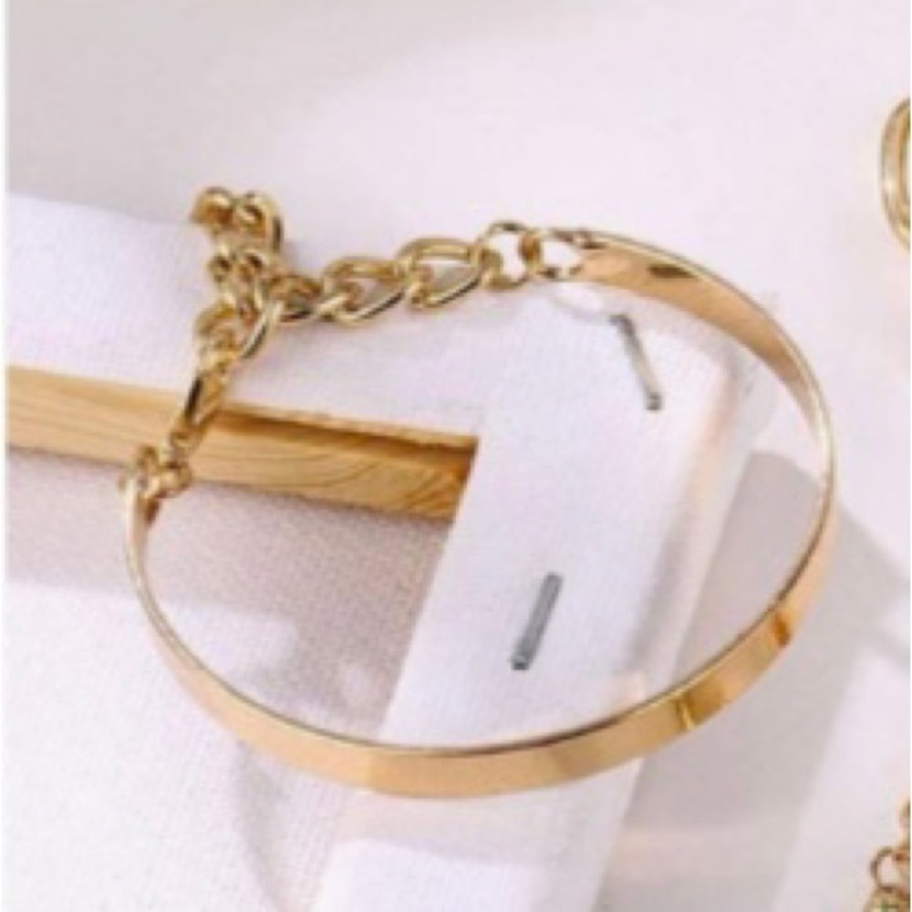 $7 each. NWOT🌹2 for $12⛓️ Beautiful trendy bracelets!